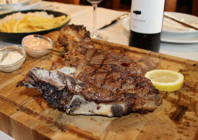 Restaurante Cervejaria Don Pedro na Terrugem em Sintra. Peixe e carnes grelhadas, marisco, polvo à lagareiro, naco na pedra e mais.